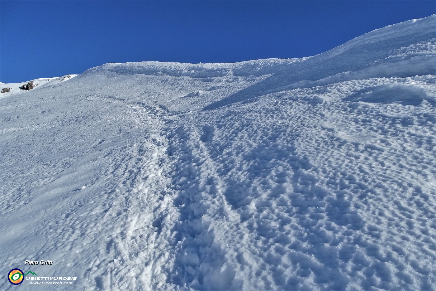 19 Calzando ramponi salgo la cresta sud-ovest su neve dura .JPG
